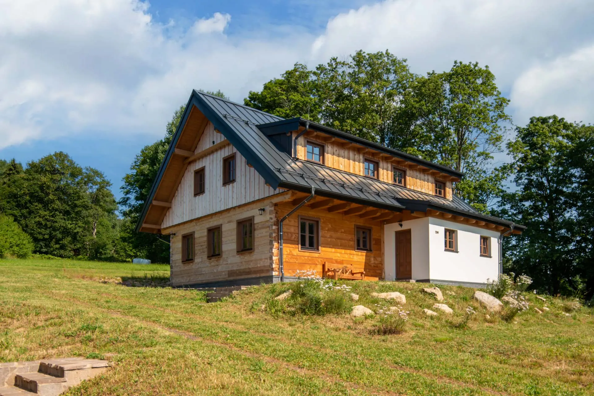 Poloroubenka TABOR s dřevěným patrem a bílou omítkou