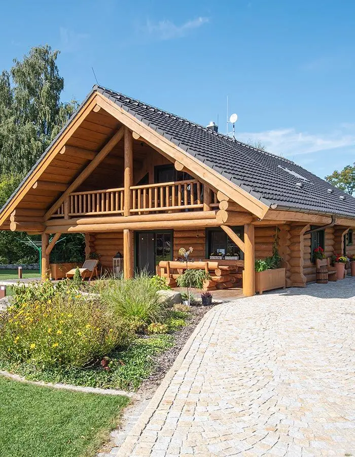 Srub rodiny Ježkových s balkonem a terasou
